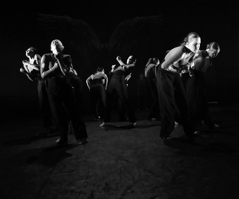 Danselever från Malmö Kulturskola dansar med inlevelse. 