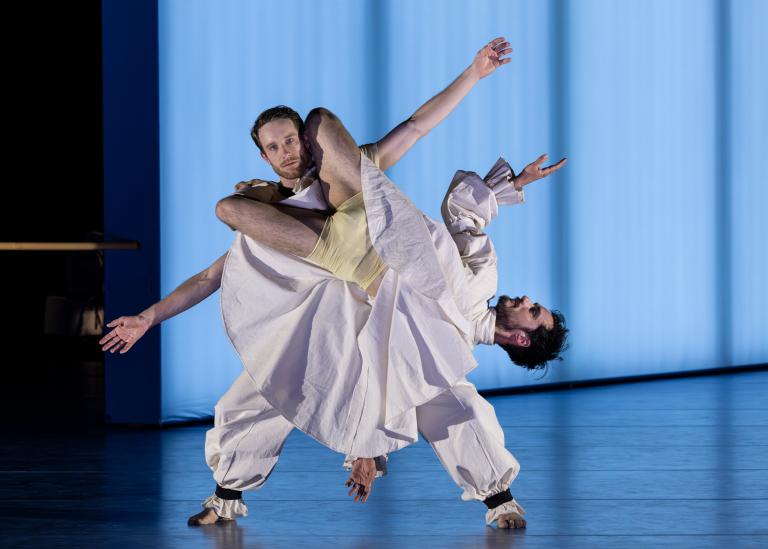 Dansaren Kit Brown hänger i knäna på dansaren Jure Gostinčars axlar i Skånes Dansteaters dansföreställning Out of the Blue.