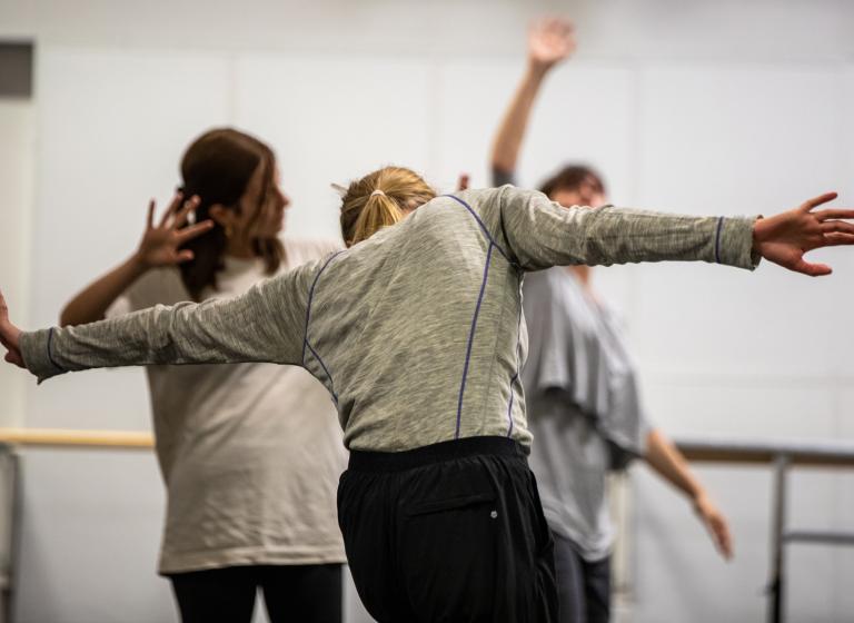 Tre workshopdeltagare i bekväma kläder som dansar i vår dansstudio.