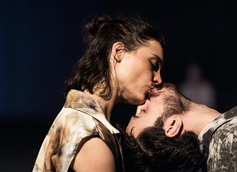 Två dansare dansar mun mot mun i dansföreställningen Don't, Kiss .Skånes.