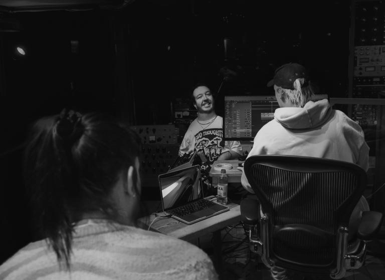 Musikern och kompositören Tim Palm ler i musikstudion. 