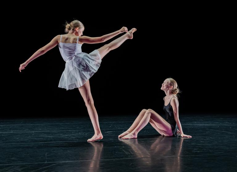 Elin Blom och Signe Hellborg som tävlade i koregrafitävlingen Skapa Dans 2023.