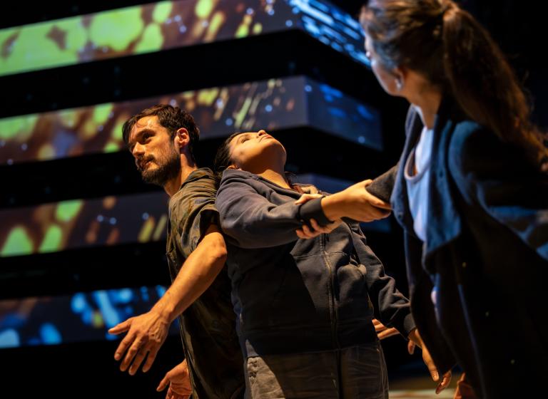 Ur föreställningen Aniara med Skånes Dansteater och Moomsteatern , dansarna Kit Brown, Hazuki Kojima, Marion Rastouil, koreografi: Carl Knif, foto: Tilo Stengel.