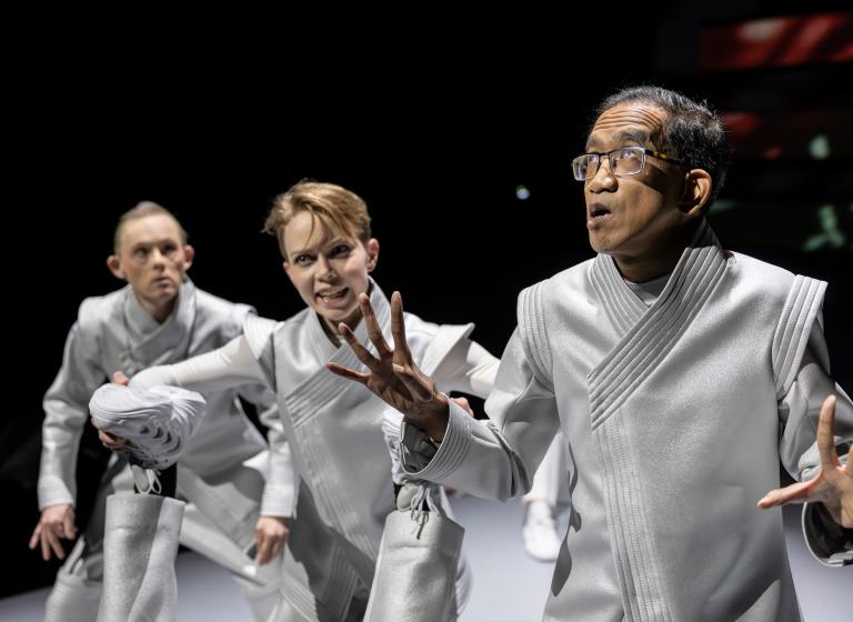Ur föreställningen Aniara, Tryggve Algeus, Emma Välimäki, Niclas Lendemar från Moomsteatern och Skånes Dansteater, koreografi: Carl Knif, foto: Tilo Stengel.