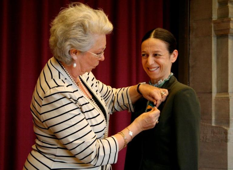 Nathalie Ruiz får medajl av Princessan Christina Fru Magnuson, 2010.