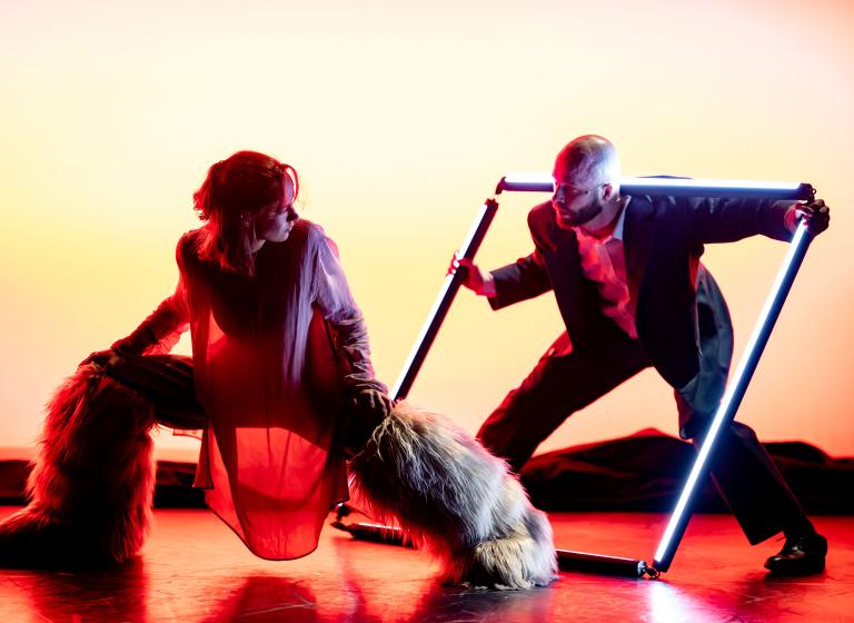 Dansarna Aleksandra Krapiva och Tomáš Červinka i Skånes Dansteaters föreställning In Wind or Dust av koreorgaferna Danae & Dionysios, foto: Ali Jehad.