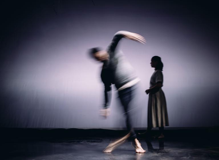 Dansarna Facundo Ebenegger och Stacy Aung i Skånes Dansteaters föreställning In Wind or Dust av koreorgaferna Danae & Dionysios, foto: Ali Jehad.