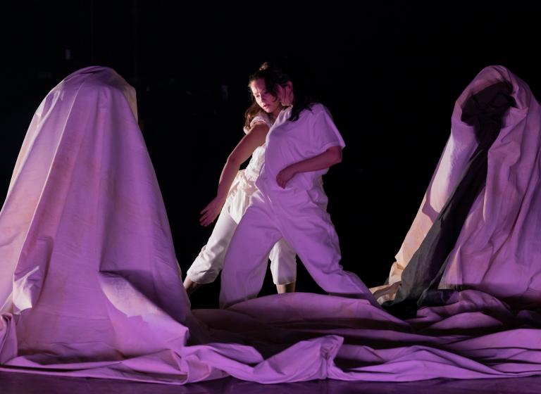 Dansarna Jeanne Delsus och Hazuki Kojima i Ludvig Daaes dansföreställning Attempting Alchemy, foto: Jubal Battisti.