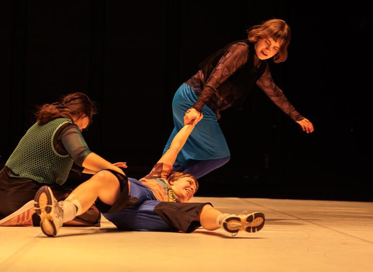 Ur dansföreställningen The last Rite of Spring med Theatre Academy Dance Collective från Helsinki Uniarts.