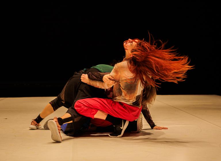 Ur dansföreställningen The last Rite of Spring med Theatre Academy Dance Collective från Helsinki Uniarts.