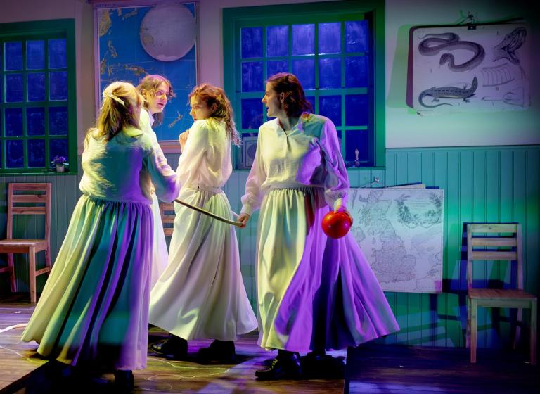 Teater Hallands bild till teaterföreställningen Utflykt till Hanging Rock, foto: Malin Arnesson.