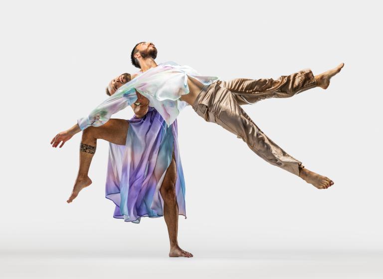 Skånes Dansteaters dansare Simone Frederick lyfter upp dansaren Tomáš som flyger runt Emanuelle med benen utsträckta.