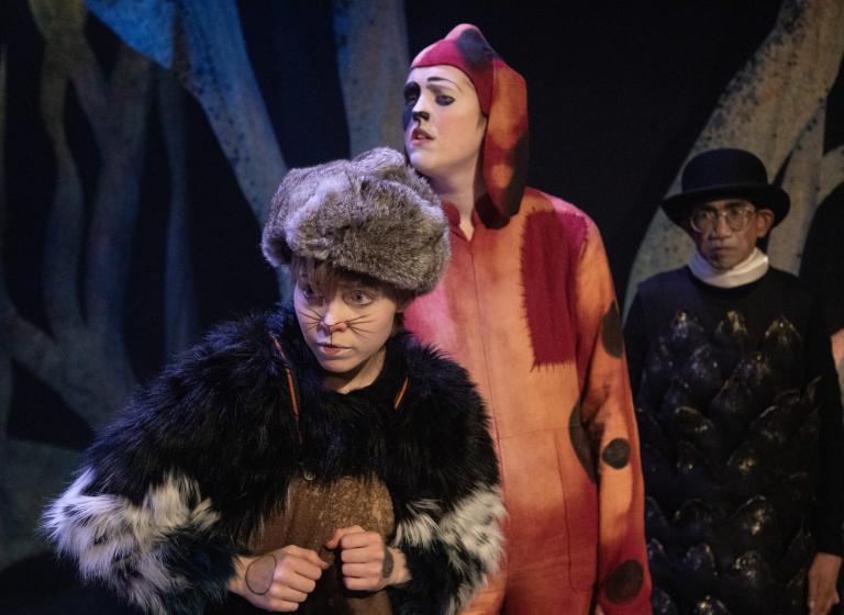 Skånes Dansteaters dansare Emma Välimäki som Råttan och Moomsteaterns skådespelare Julia och Tryggve i föreställningen Vems lilla mössa flyger.
