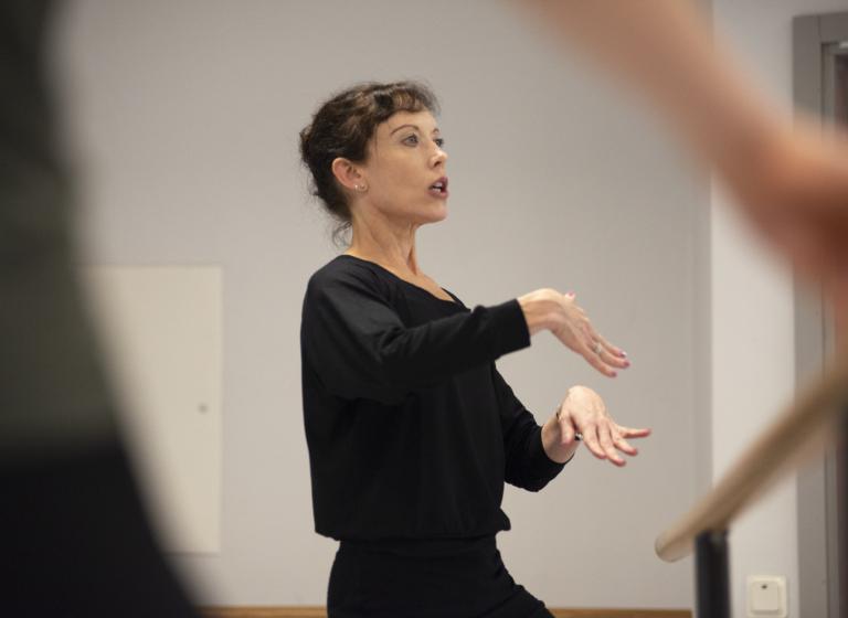 Dansaren Laura Cheseman undervisar i dansstudion.