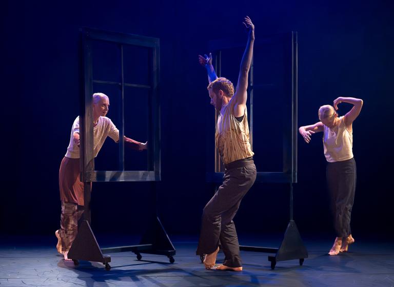 DAnsarna Anette, Jure och Helena dansar bland fönsterramar i dansföreställningen Inner Song.