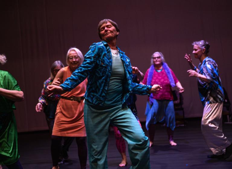 Gästdansare över 60 år klädda i kläder med klara färger dansar glatt i dansföreställningen Jag minns mig själv.
