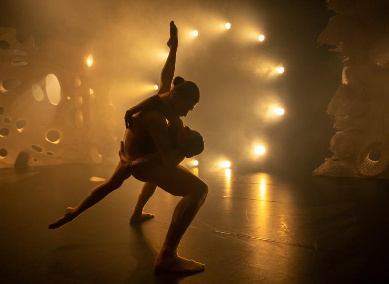 Dansaren Fabrizio di Franco håller dansaren Jing Yi Wang på böjda knän.