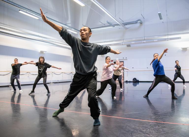 Dansaren Michael Marquez leder en dansworkshop för döva eller hörselnedsatta deltagare i Skånes Dansteaters dansstudio.