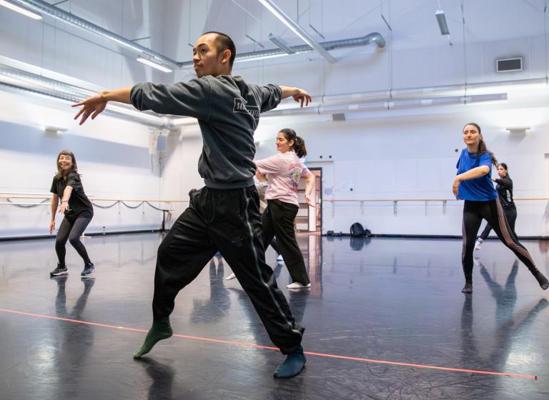 Dansaren Michael Marquez leder en dasworkshop för döva eller hörselnedsatta deltagare i Skånes Dansteaters dansstudio.