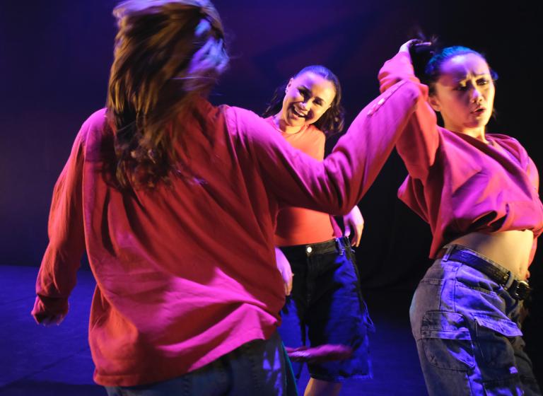 Tre danselever från Malmö Kulturskola dansare svängigt och glatt.