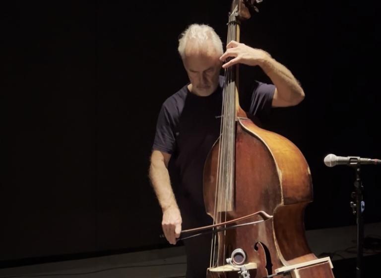 Musikern Richard spelar kontrabas med stråke.