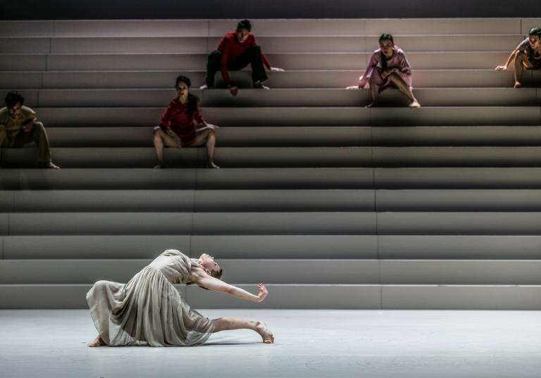 Foto från Skånes Dansteaters dansföreställning Mozarts Requiem, koreografi Örjan Andersson och dansare ibild Emma Välimäki. 
