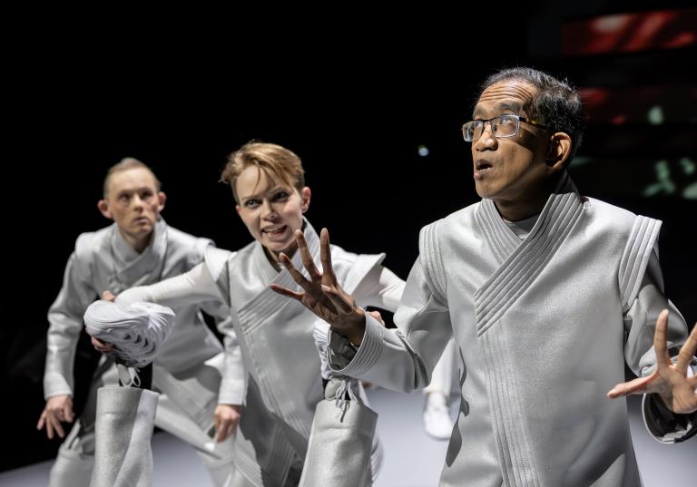 Ur föreställningen Aniara, Tryggve Algeus, Emma Välimäki, Niclas Lendemar från Moomsteatern och Skånes Dansteater, koreografi: Carl Knif, foto: Tilo Stengel.