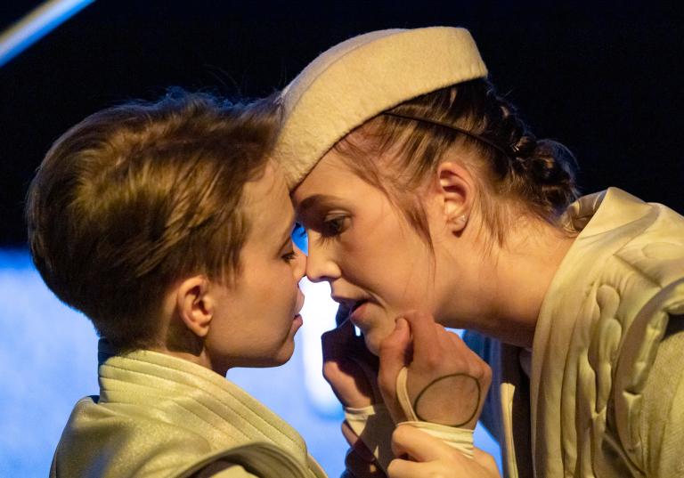 Skånes Dansteaters Emma Välimäki och Moomsteaterns Julia Hansson i föreställningen Aniara, koreografi: Carl Knif, foto: Tilo Stengel.