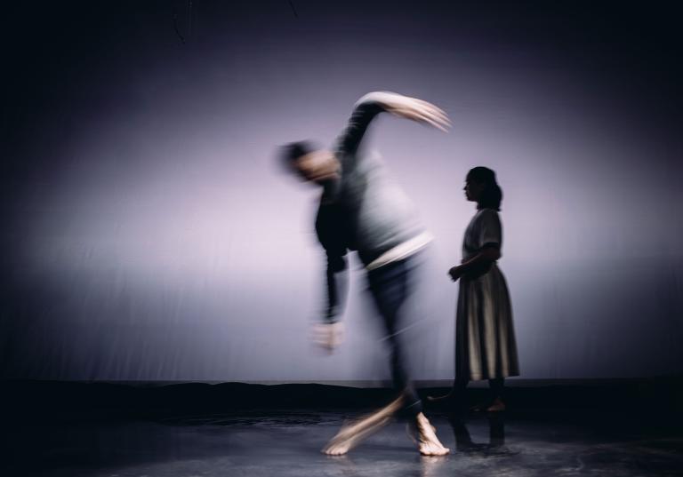 Dansarna Facundo Ebenegger och Stacy Aung i Skånes Dansteaters föreställning In Wind or Dust av koreorgaferna Danae & Dionysios, foto: Ali Jehad.