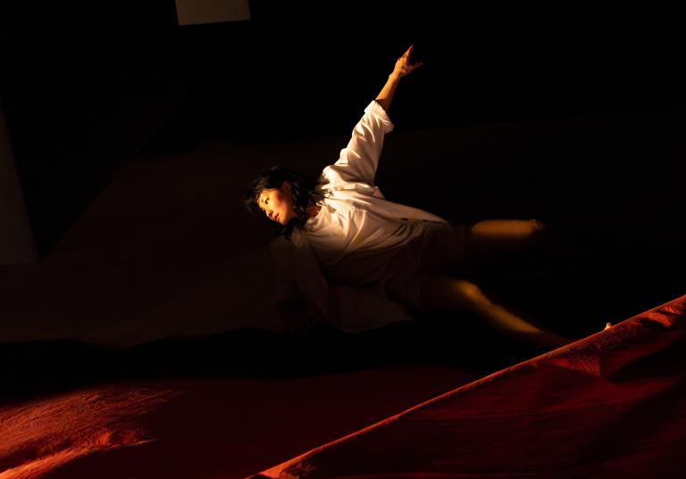 Dansaren Hazuki Kojima i Ludvig Daaes dansföreställning Attempting Alchemy, foto: Jubal Battisti.