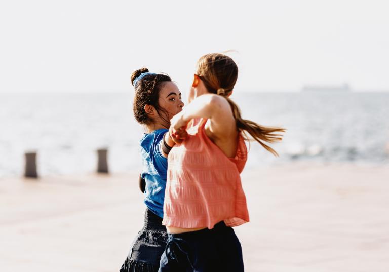Två dansare dansar snett mitt emot varandra och håller varandras armar medan de ser på varandra i Projekt Viaductus föreställning Blå timme.