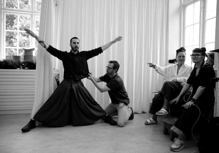 Skånes Dansteaters dansare Simone Frederick Scacchetti provar kostymen till dansföreställningen Like the Shadow: I am And I am Not med koreografen Ina Christel Johannessen och kostymdesigner Bregje van Balen.