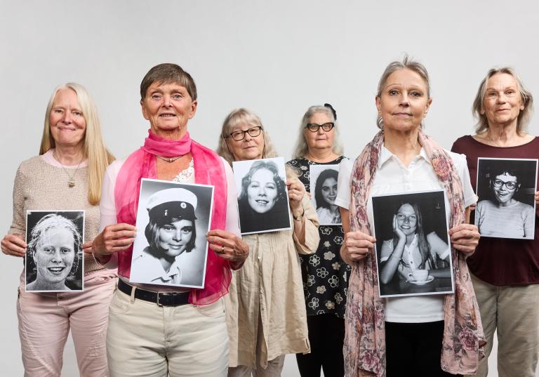 Sex kvinnor klädda i ljusa kläder tittar in i kameran och håller upp svartvita porträtt av sig själva som unga.  En promo-bild för Skånes Dansteaters dansföreställning Jag minns mig själv av koreograf Gwyn Emberton.