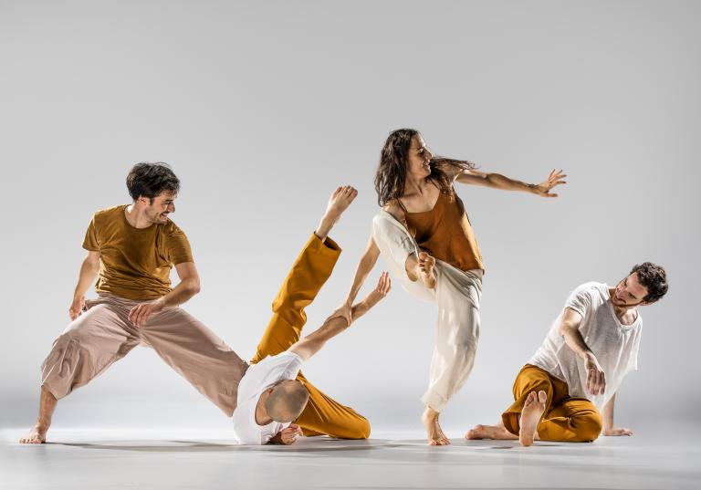 SKånes Dansteaters dansare Kit Brown, Samuel Denton, Anna Borrás Picò och Dario Minoia dansar tillsammans.