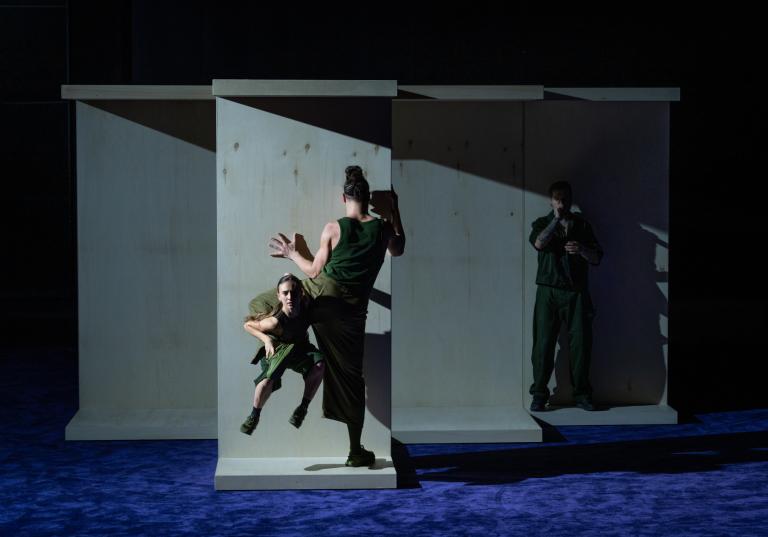 Dansaren Hanna flyger upp på dansaren Fabrizios ben framför en geometrisk trästruktur i Skånes Dansteaters dansföreställning Like the Shadow, I am and I am not.