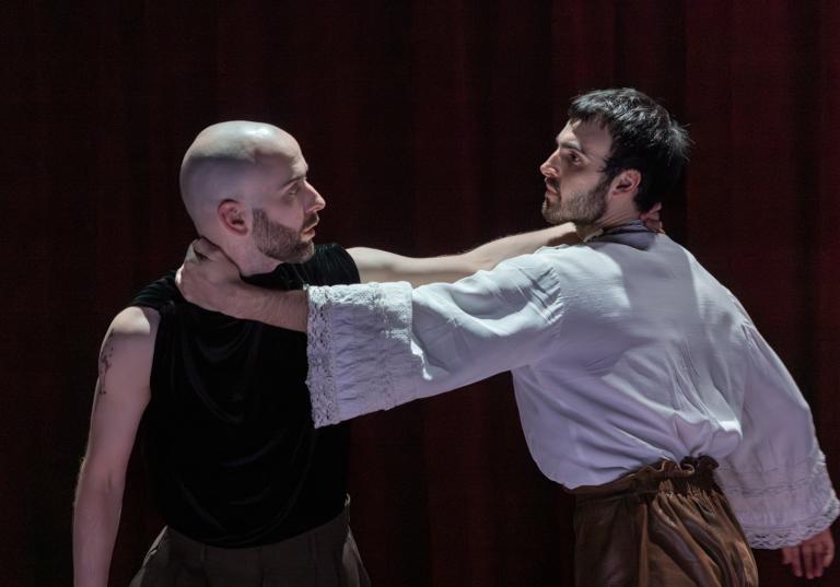 Dansarna Samuel och Facundo håller en hand om den andres nacke medan de ser varandra i ögonen.