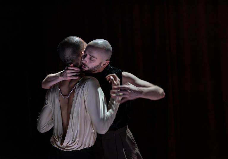 Dansarna Samuel och Michael står tätt ihop med armarna löst om varandra.