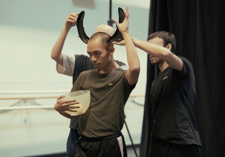 Dansarna Michael, Samuel och Facundo repeterar med diverse rekvisita.