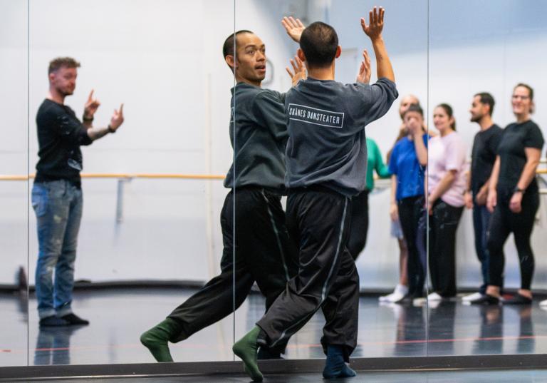 DAnsaren Michael Marquez leder en dansworkshop för döva tillsammans med en teckenspråkstolk.