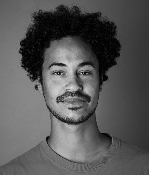 Dansaren Yared Tilahun Cederlund klädd i tröja med mörkt kort skägg och lockigt mörkt hår.