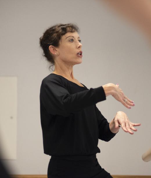 Dansaren Laura Cheseman undervisar i dansstudion.