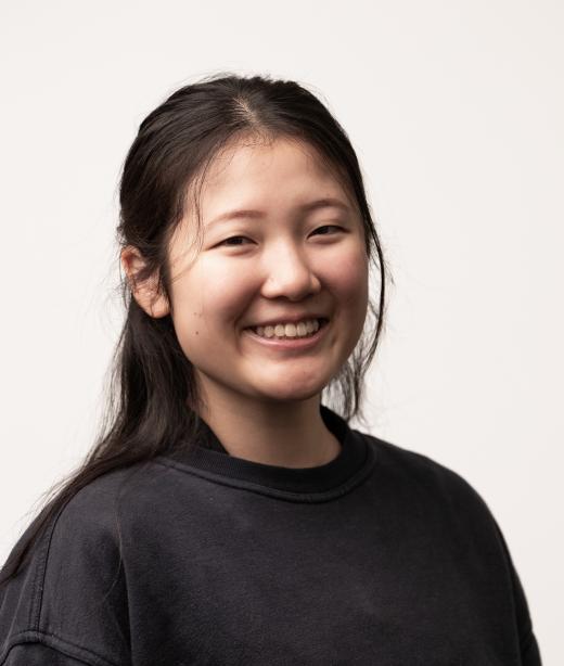 Dansaren Amanda Pang med långt mörkt hår klädd i en mörkgrå tröja.