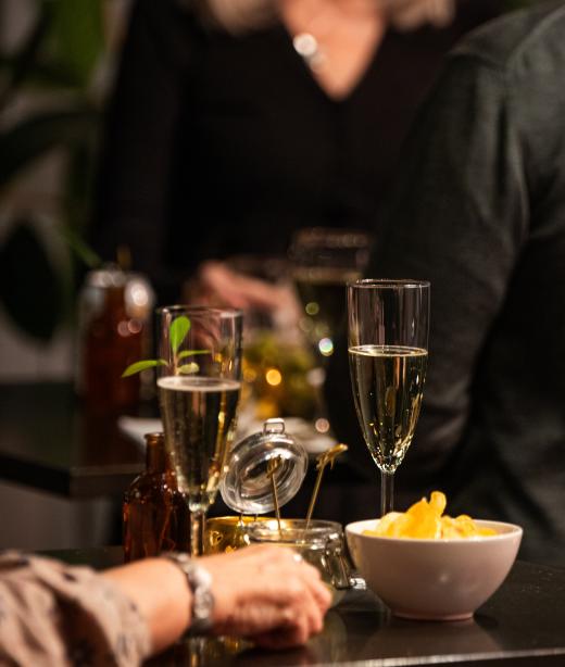 Två champagneglass bland publiken i Skånes Dansteaters foajé.